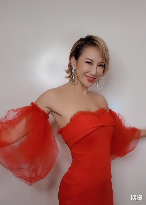 韦小宝|46岁李玟与40岁容祖儿合照，精修图美得惊艳，动态暴露真实年龄