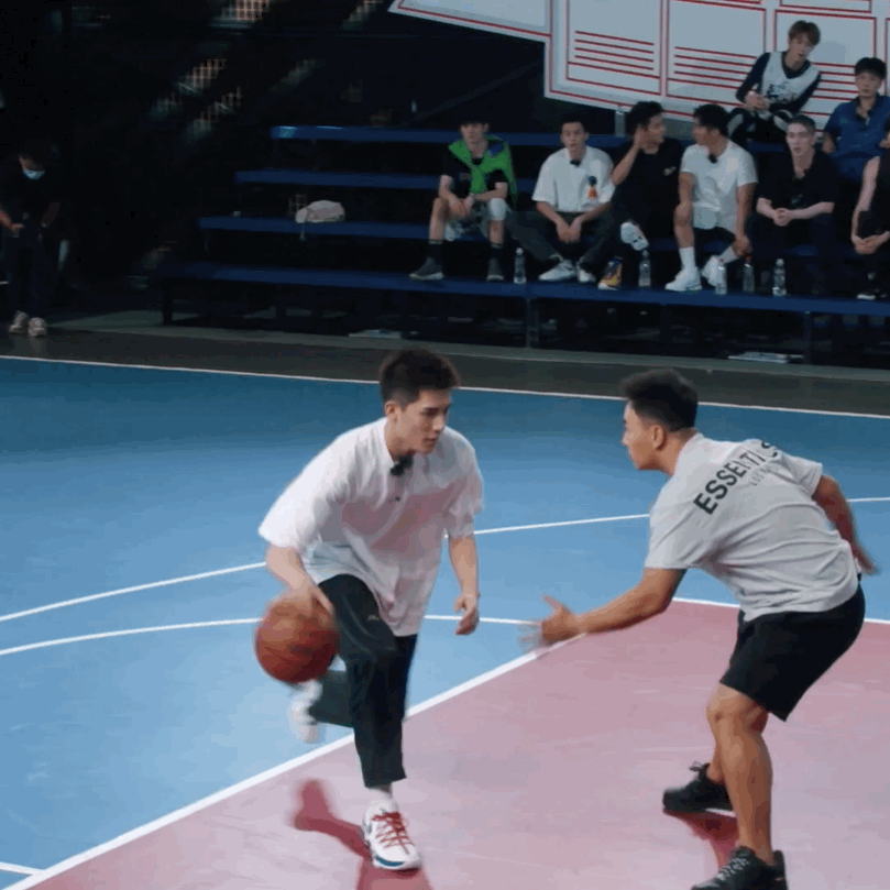 迪迪|刘昊然“亲弟弟”一夜爆上热搜：183cm八块腹肌，又奶又欲，还很会亲！