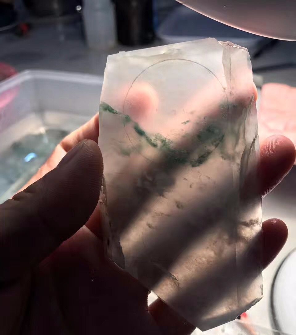 翡翠手镯@价值千万的翡翠原石，却因裂一毁再毁，经他人之手起死回生！