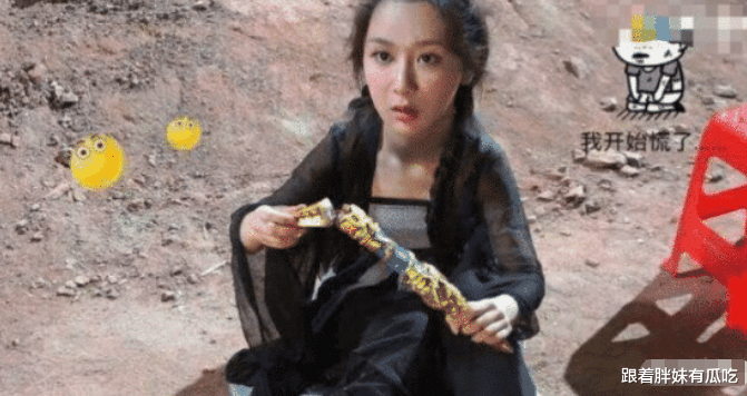 片场▲片场休息演员在干嘛？第一张我忍了，皇阿玛那张我能笑一天