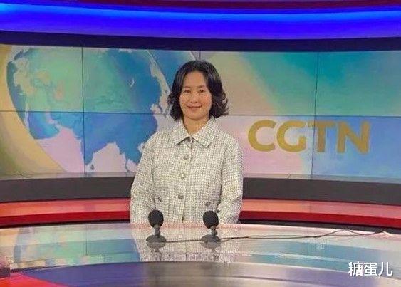 发型|何超琼现身电视台，梳中老年人发型，但穿的像个年轻人！