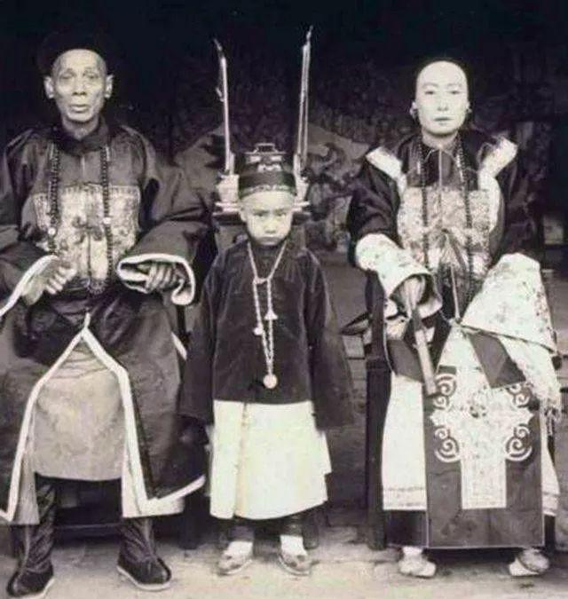 「倾国倾城」清朝罕见的“夫妻”合照，清晰自然，最后一张妻子美得倾国倾城！