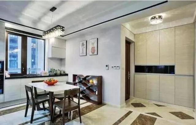 |160平大户型，装修花了一年时间，色彩丰富，地面瓷砖太漂亮