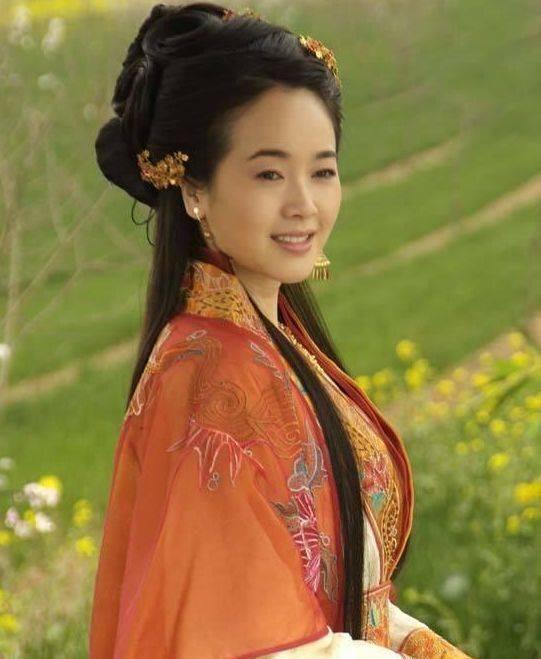 「王丽坤」她貌美如花，30多岁嫁给50多岁的老公，家庭和睦，让人羡慕