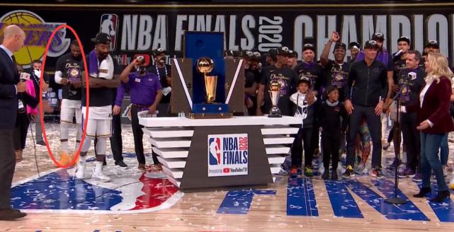 勒布朗·詹姆斯|高情商!全队捧杯时,谁注意角落里的詹姆斯:活该被称为联盟第一人