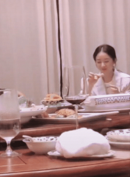 赵丽颖|刚曝和冯绍峰婚变，赵丽颖就攀上大导演？2人私下饭局照流出！