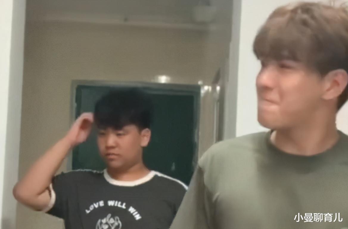 大学|同样是学生会查寝，大一“嚣张”，大三“乖”，看到大四：太可怜