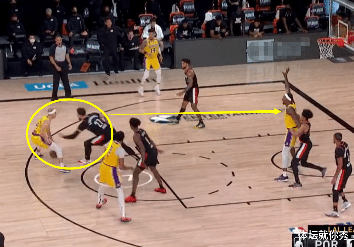 德怀特·霍华德|跟霍华德杠上了！连要4次球都不给，直接导致3秒违例，苏群：真没地位