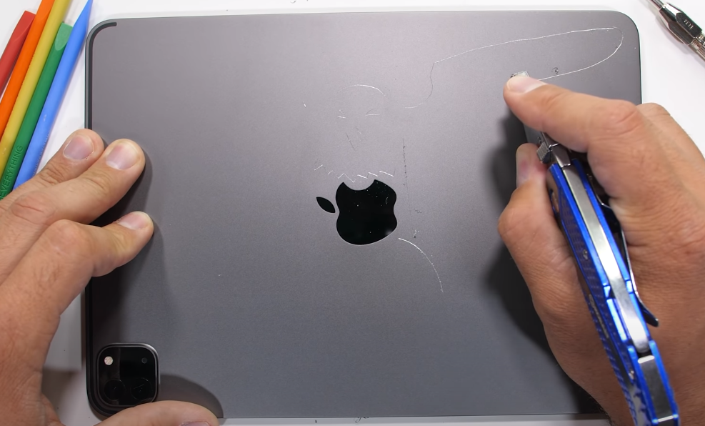 iPad Pro|新iPad Pro暴力测试！价值六千块的机器，真的这么容易被掰弯吗？