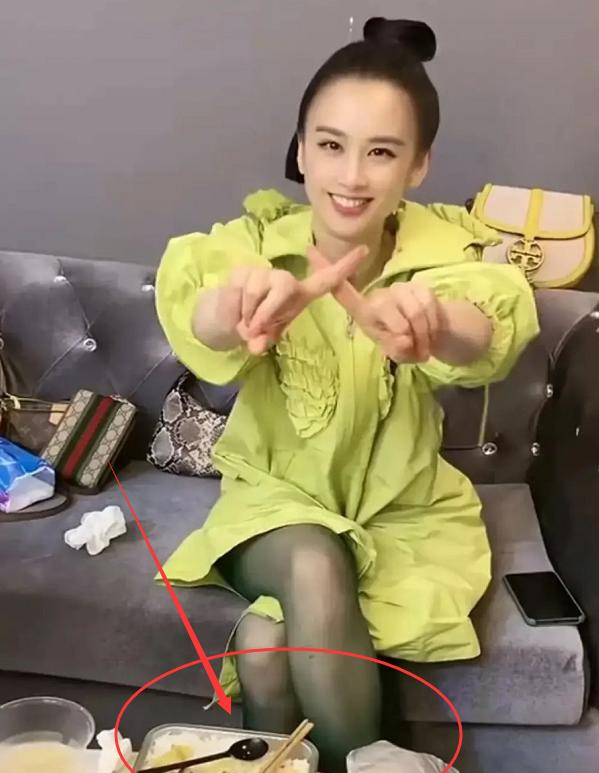 黄圣依|赵丽颖任性尝试低腰裤,看清路人镜头下的腰,上帝也捏不出第二个