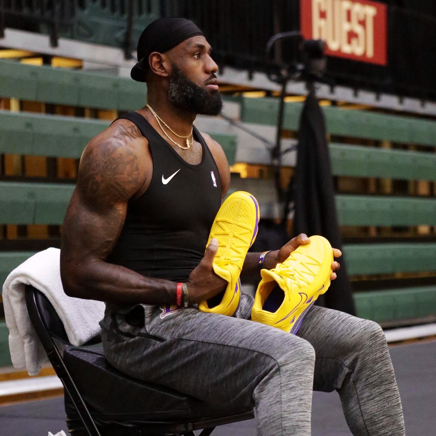 勒布朗·詹姆斯|36岁安东尼瘦到大变样，再看看35岁詹姆斯：粗壮手臂堪比甜瓜大腿