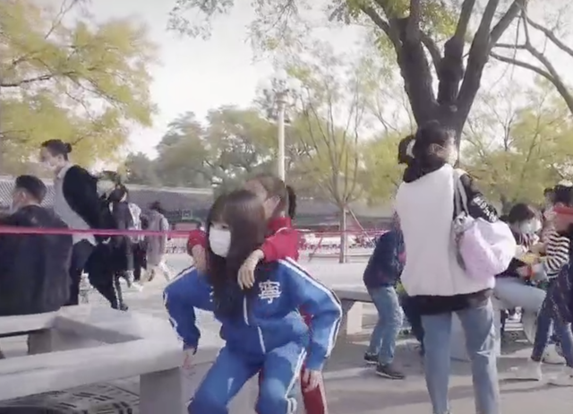 李小璐|李小璐带女儿游故宫，甜馨轻松翻跟头，被妈妈背在背上互动温馨