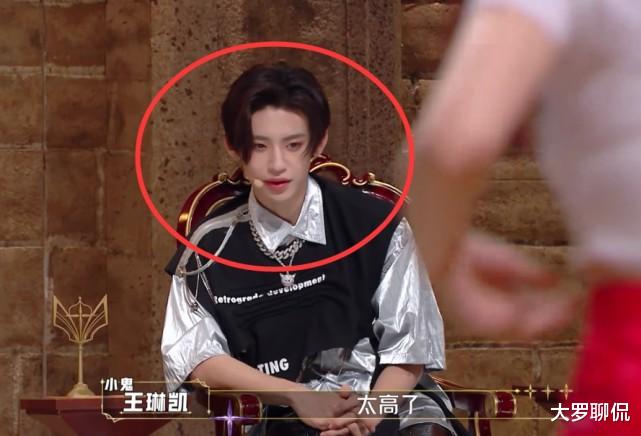 虞书欣|虞书欣录节目当众脱外套，却忘了还穿着露脐装，王琳凯眼神都变了