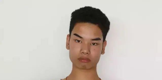 「发际线」剪一次头发被讹4万，转身广告接到手软，发际线男孩如今怎么样了