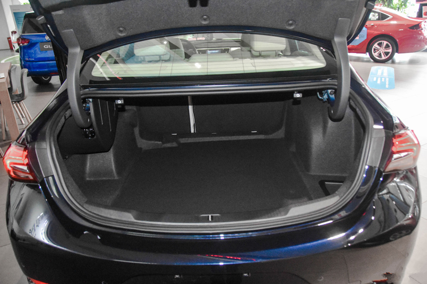 『君越』比奔驰E舒适！从23万跌到17万，双层隔音静如图书馆，买凯美瑞后悔了