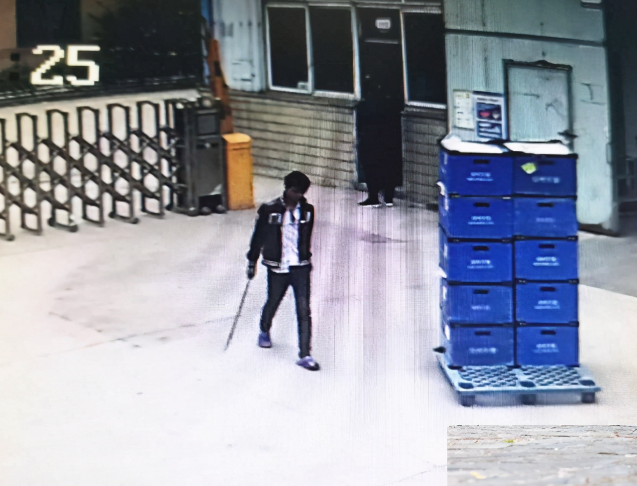 斑马都市汇|男子被工厂辞退丢掉工作，心生不满手持1米长大刀冲进车间砍人，目前已被拘留！