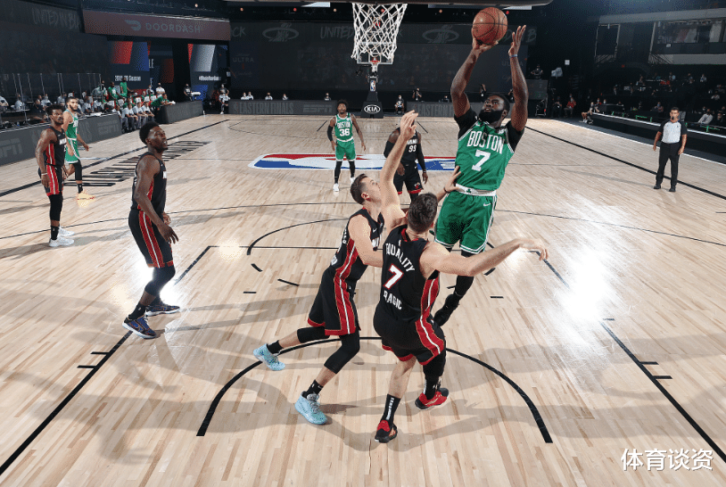 热火队|关键1-2!NBA东决悬念回来了,三巨头轰72+27+15爆发,内讧后更强