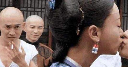 奔跑吧兄弟|《跑男》里他真克制!烟瘾犯了猛喝牛奶却被大家看穿?最后只能无奈尬演
