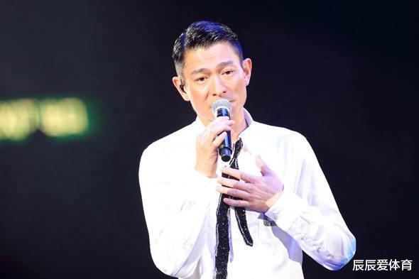 「潘长江」她不算美女，胜在清新，连天王刘德华都被她惊艳，如今52岁成这样
