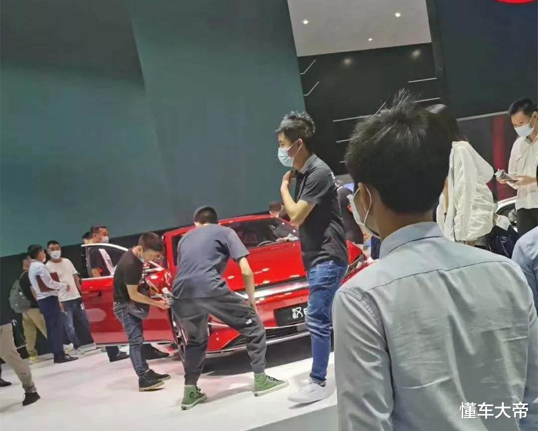 【比亚迪汉】比亚迪汉EV车展现场惊现“皮尺部”，业内人士表示：大可不必惊慌