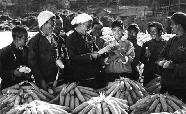 |陈永贵葬礼：仅一人专门来送葬，三鞠躬后转一圈流下泪水匆匆离去