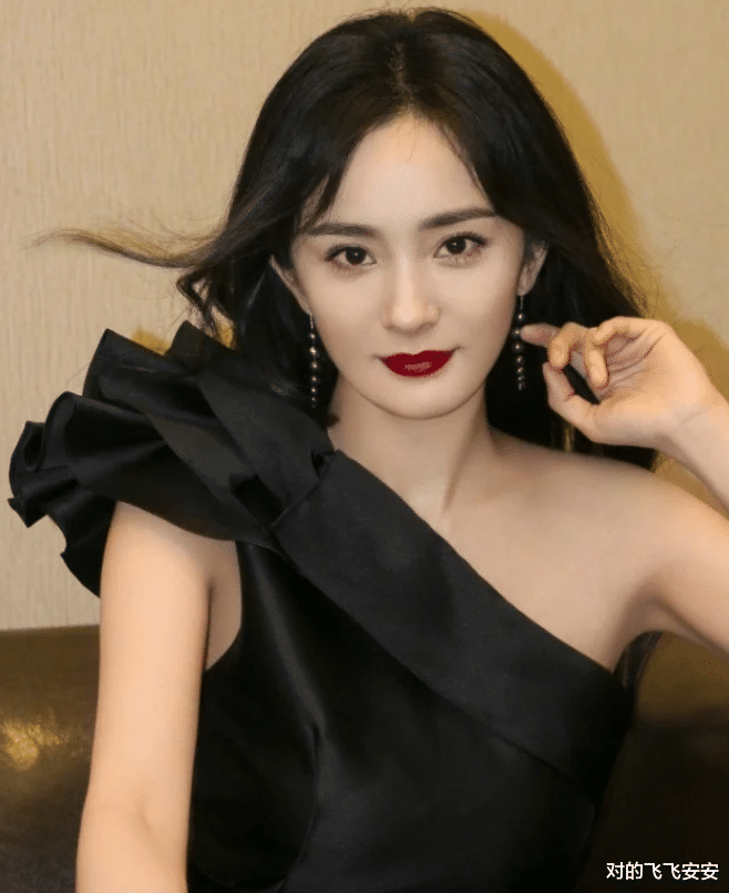 杨幂|有种“切勿模仿”叫杨幂的坐姿，双腿盘成“鱿鱼卷”，过百女生都做不到