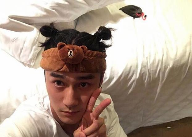 |带你看看蒋劲夫的家，平时还有呆萌的一面，在家还戴着卡通发箍