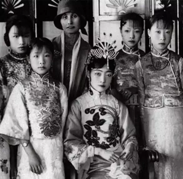 【晚清】老照片还原晚清女子真容，颜值颇高的姨太太，最后一张媚态十足