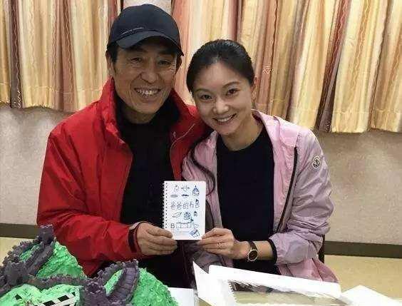 张艺谋|67岁的张艺谋：与36岁的妻子和56岁的岳母同框，网友：大写的尴尬