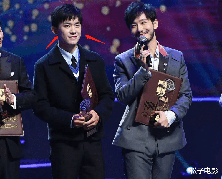 易烊千玺|易烊千玺脸部发福皮肤差，仪态像“中年人”，与黄晓明同框被吊打