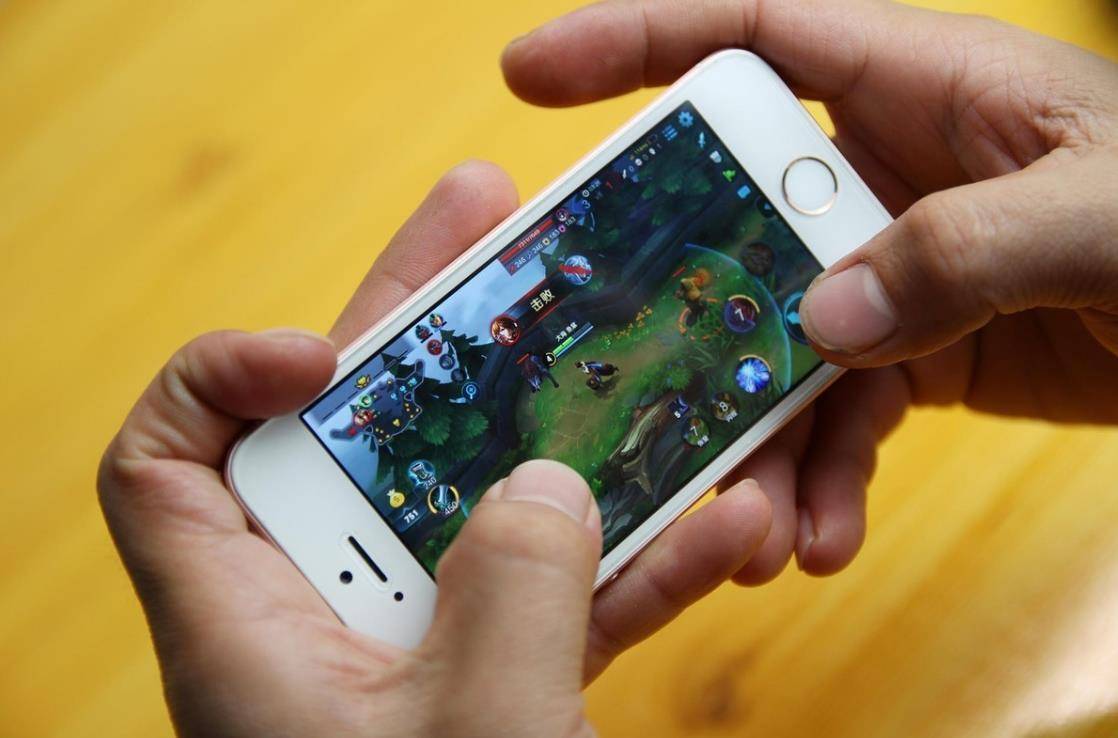 「」三年舍不得换手机的人，不是性格好就是小气，你认同吗？