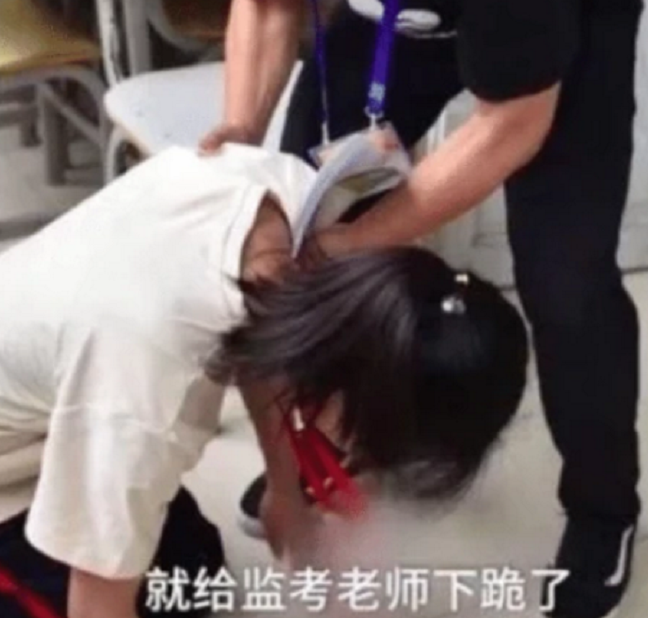 @她是高考史上最糊涂的考生，忘涂答题卡宁愿给考官下跪，结果如何了？