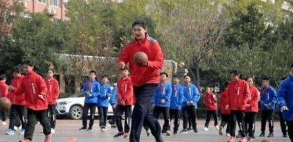 『姚明』又一巨人即将诞生，13岁身高达到221cm，茁壮成长统治力超越姚明