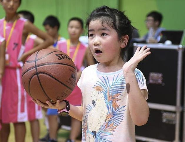 「姚明」美死亡破4万，各路名人神“甩锅”，董卿为孩子教育，姚明更高明