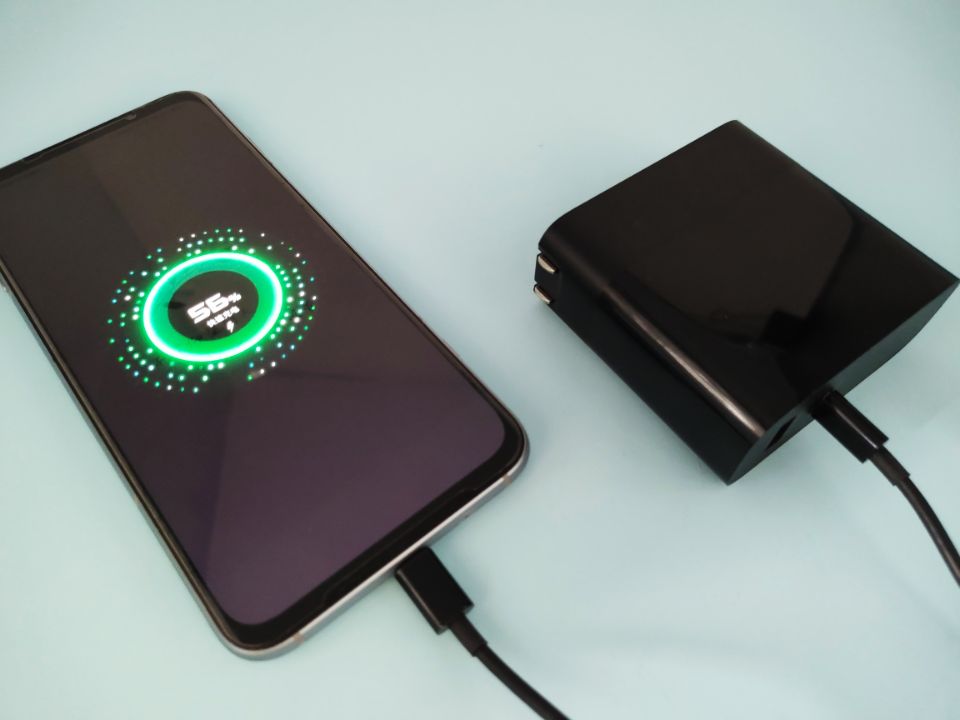 曲面屏|紫米创新发布充电宝与快充二合一,助力方便出行