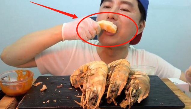|大胃王吃15只“基围虾”，比手臂还粗，掰开后，网友：当我们瞎？