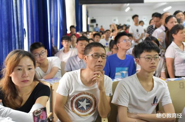 野鸡大学|女儿顺利被“名校”录取，父亲大摆筵席庆祝，班主任：你们糊涂啊