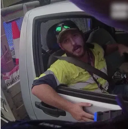 手中的铅笔|男子驾车时遭蛇袭击，用安全带将其杀死，并以每小时123公里的速度超速行驶