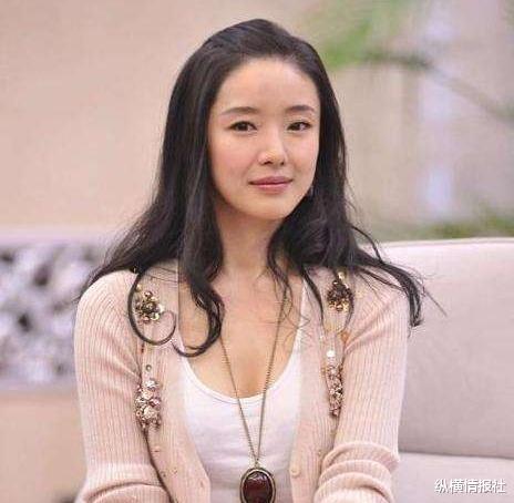 达芙妮|舅舅把企业送给他,他却找了一个二流女星,结果180亿市值仅剩2亿