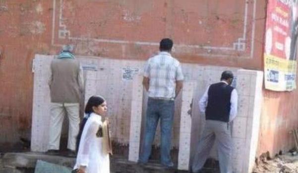 『印度』印度厕所都是露天的,女性如何上厕所?看完后中国女性很难接受