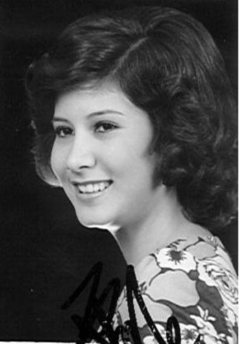 一代天后甄妮,在丈夫去世之后为其守寡37年,4年后生下亡夫女儿