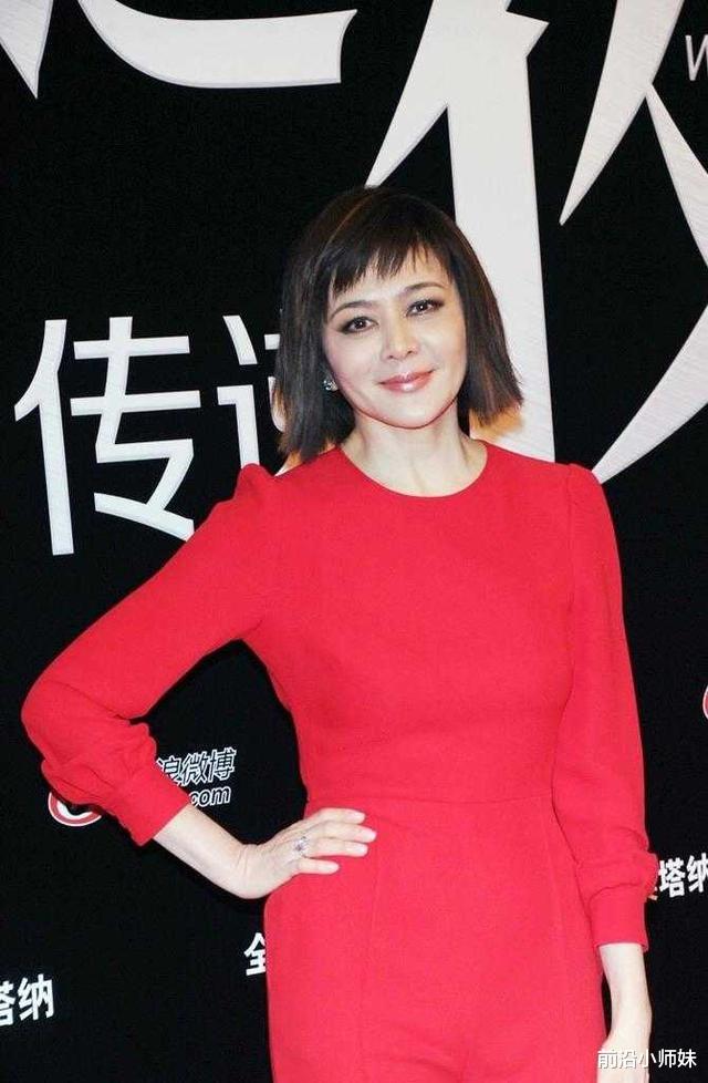 发型|关之琳豁出去了，狗啃发型和红色连体裤，造型要多丑就有多丑！