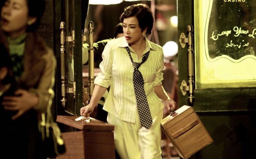 刘晓庆|刘晓庆《八佰》造型太飒了,白衬衫白西装+领带,复古发型A爆了