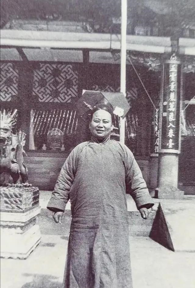 |清末真实照片，差官手握巨型斩马剑，宫女准许离宫“满面春风”