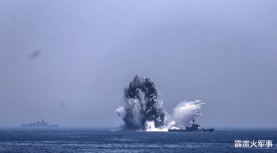 「美军」为争夺南海不择手段，越南公然量产危险武器，美军航母直接被击沉