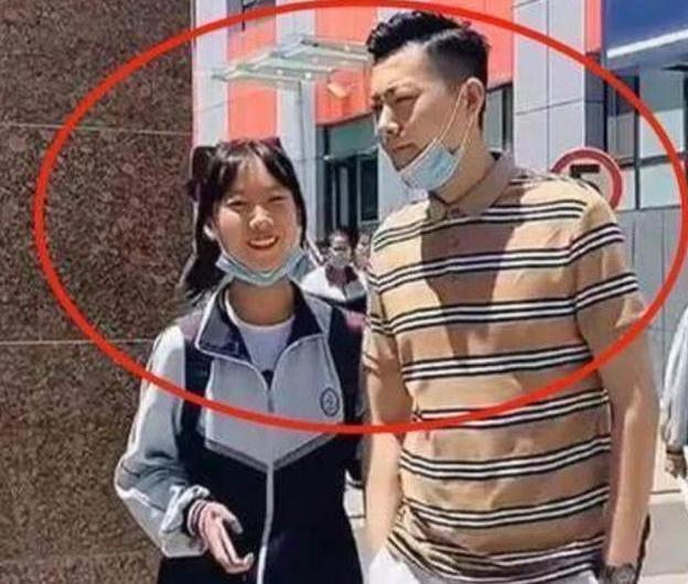 早恋|“最年轻爸爸”火了，接女儿放学被老师误会：我以为学生早恋了