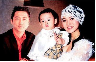 伊能静■伊能静18岁儿子做美甲戴戒指身材妖娆，网友：多大仇，养成这样？