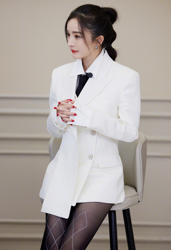 杨幂|一般人穿西装搭裤子，杨幂却偏不，生图下暴露真实腿围，真看不下去了