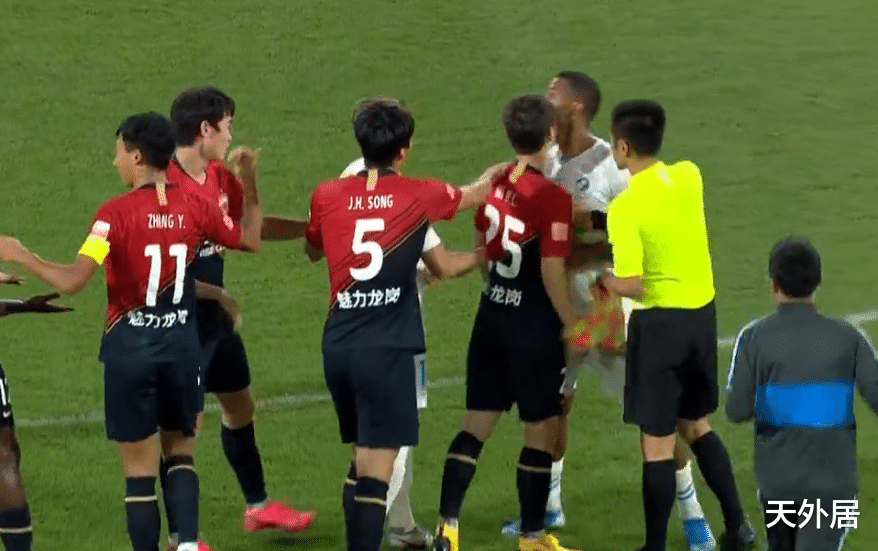 郜林|郜林执教“首秀”亮了!手势太专业,赛后2大金靴热门爆发冲突