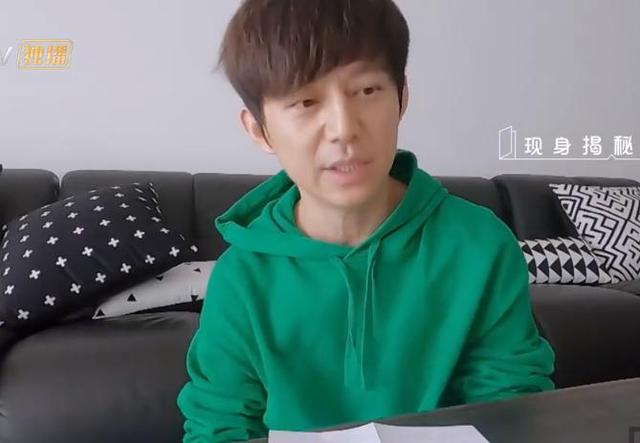 「何炅」为啥说留刘海减龄？看到何炅掀起刘海那刻，“发际线”让人意外！